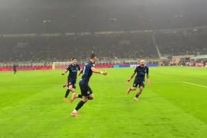 太絲滑！梅阿查實(shí)拍：連主帥齊沃都加入到蘇西奇處子球的慶祝行列