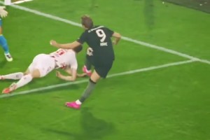 這就是神鋒！凱恩高難度破門我玩游戲都踢不出來這種