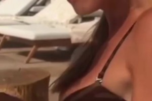 囧！2歲萌女兒狂拉卡里烏斯嬌妻的比基尼泳褲