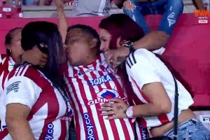 是鈔能力嗎？這位哥倫比亞男球迷是如何做到的？