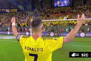 C羅點(diǎn)射絕殺+雙響帶隊(duì)豪取7連勝！取勝后和球迷互動(dòng)慶祝