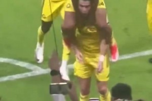 還好沒(méi)事 隊(duì)友想騎在C羅肩膀上，卻不小心翻下去