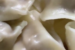 河南球迷拿著盤餃子放話：成都球迷看看這是啥，恭喜三冠王