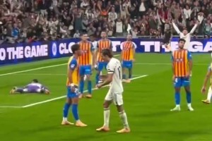 極致的暴力！近距離看卡雷拉斯暴射，皮球幾乎不轉(zhuǎn)左右晃動