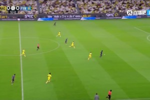 利雅得勝利0-1落后！費(fèi)哈后場長傳直接形成單刀機(jī)會破門