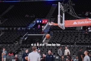 英語有進步！楊瀚森賽前熱身與助教直接交流，已經(jīng)可以擺脫翻譯了