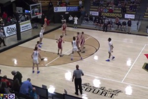 球迷實(shí)拍楊瀚森在替補(bǔ)席觀看NBA視頻配文：鼓掌慢了半拍